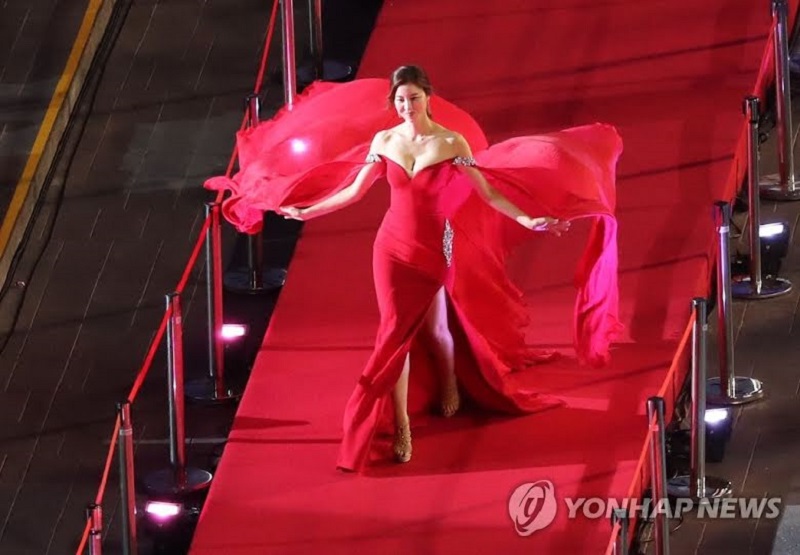 Kim Gyu Ri khiến tất cả mọi người choáng váng với chiếc váy đỏ gợi cảm.