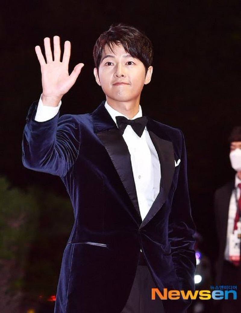 MC, diễn viên Song Joong Ki vô cùng điển trai trong bộ lễ phục.