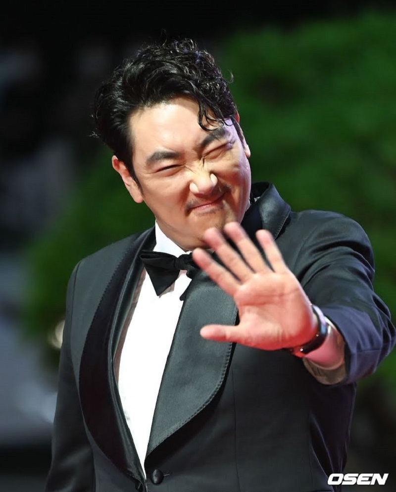 Jo Jin Woong vui vẻ trên thảm đỏ BIFF năm nay.