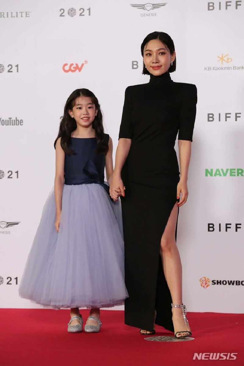 Nữ diễn viên nhí Park So Yi xuất hiện trên thảm đỏ với diễn viên Choi Hee Seo của phim Deliver Us From Evil.