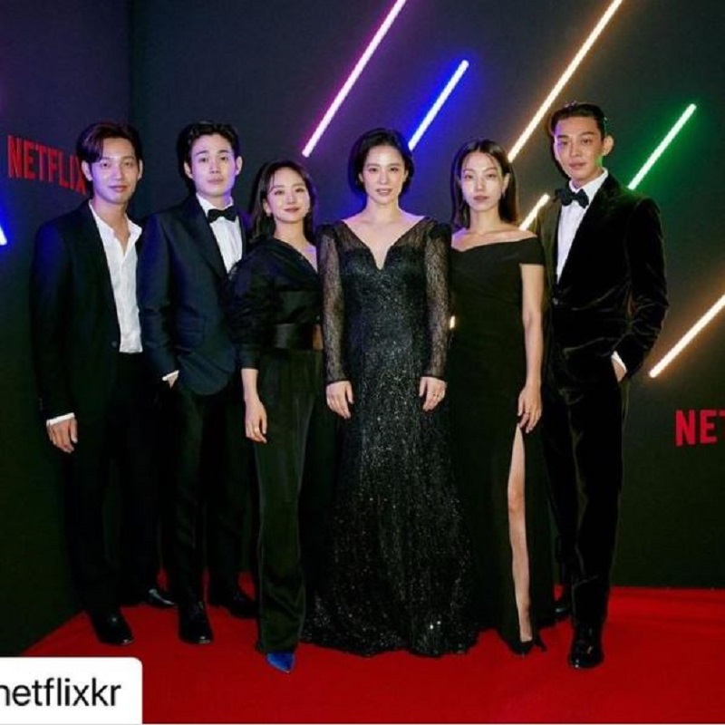 Các ngôi sao Hellbound bước lên thảm đỏ cùng nhau.