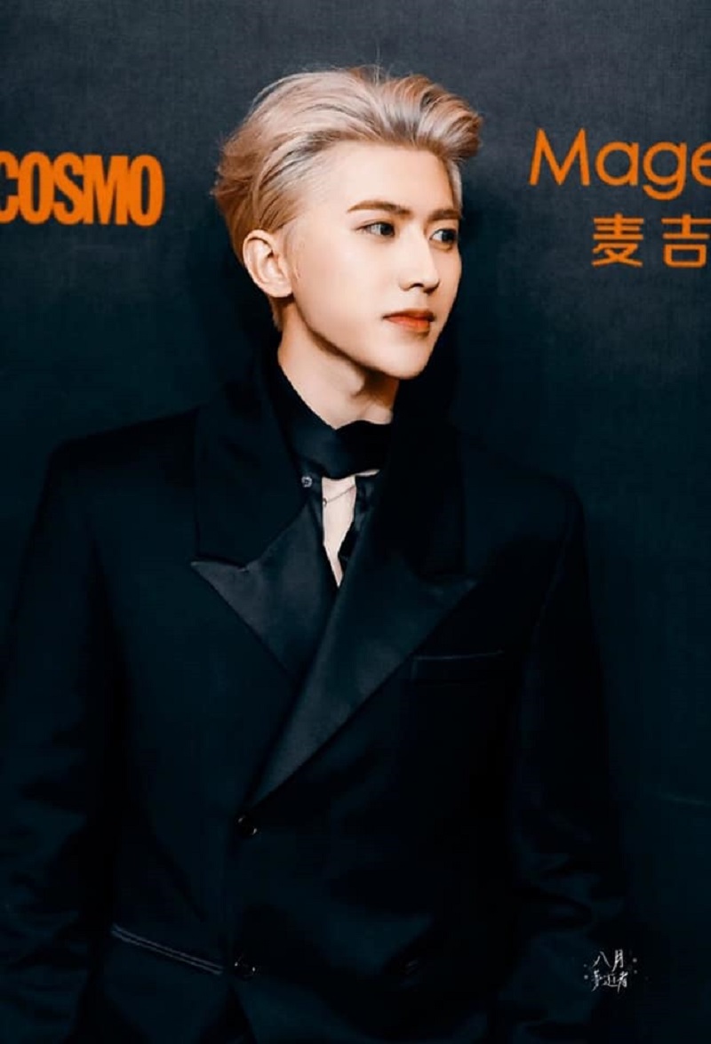 Để tóc sáng màu nhưng vẫn toát lên khí chất quý ông lịch lãm, đó chính là Thái Từ Khôn.