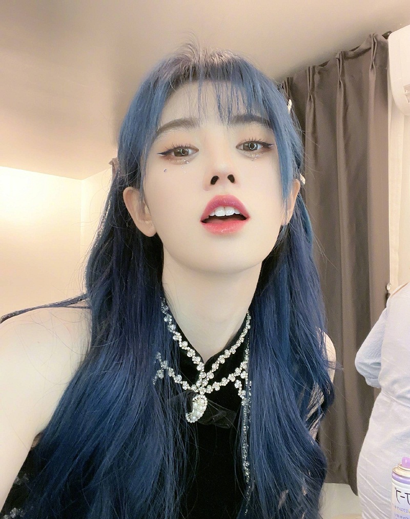 Để chứng minh nhan sắc 'mỹ nữ 4.000 năm' của mình, Cúc Tịnh Y còn sẵn sàng chụp 'góc chết' mà không mảy may sợ hãi. Có thể thấy góc máy này vẫn không dìm được nhan sắc xưa nay hiếm của Cúc Tịnh Y. Các tạo dáng môi hờ hững cộng thêm cần cổ thiên nga thực sự đã ghi điểm trong lòng công chúng.