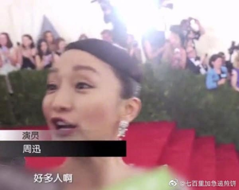 Người ta đi thảm đỏ phát biểu 7749 bài cảm nghĩ, cảm ơn nhưng Châu Tấn chỉ nói đúng một câu 'Đông người quá' và có tấm ảnh để đời này. Còn đâu hoàng hậu nương nương thần thái của Như Ý Truyện?