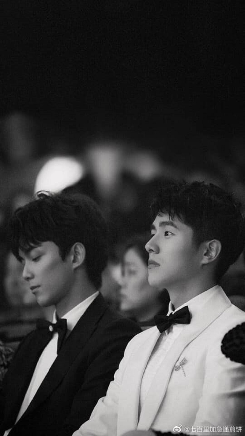 Bức ảnh đen trắng nồng đượm tình ý của Ngô Lỗi và Lưu Hạo Nhiên từng gây sốt một thời. Không hẹn mà gặp, hai anh chàng trong ảnh hợp rơ nhau từ trang phục đến thần thái. Lúc bấy giờ, rất nhiều fan đã 'chèo thuyền' Nhiên Lỗi sau khi nhìn thấy hình ảnh tuyệt đẹp này.