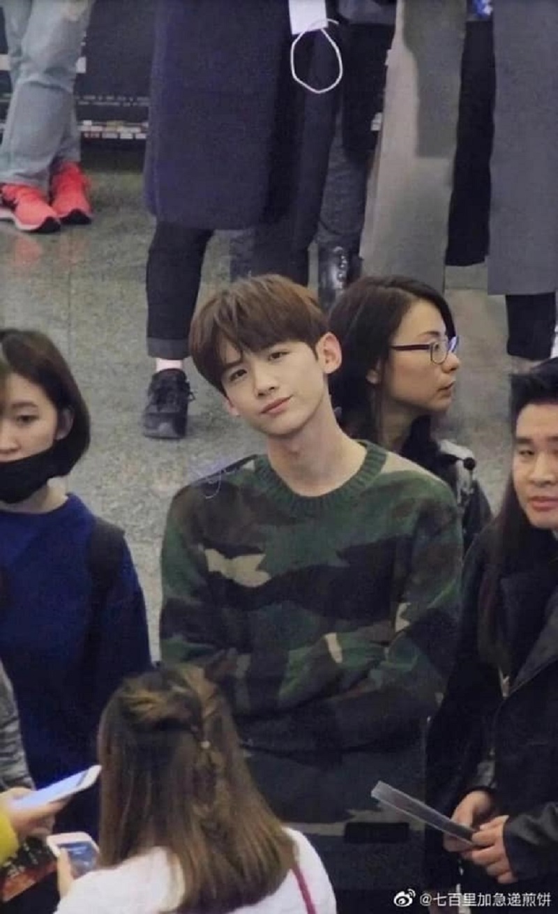 Bạch Kính Đình nổi bật, đáng yêu giữa đám đông. Mặc dù ảnh chụp bình thường nhưng khí chất của anh ấy lại phi thường.