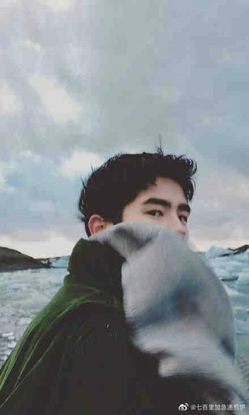 Bức ảnh mang “khí chất bạn trai” của Lưu Hạo Nhiên năm nào giờ nhìn lại vẫn khiến các cô gái xao xuyến. Hàng lông mày đậm chất Hạo Nhiên khiến người ta chỉ nhìn một lần là ấn tượng mãi không phai.