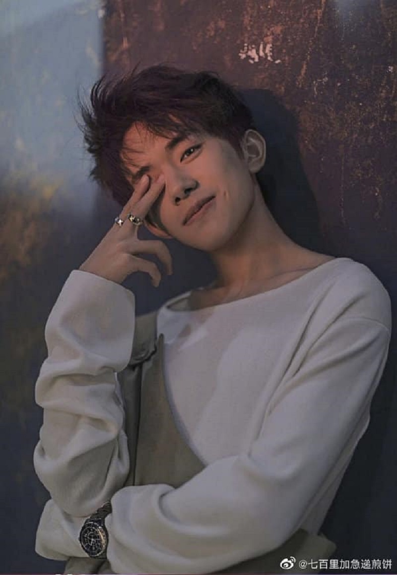 Bức ảnh mà năm đó đi đâu người ta cũng thấy. Những ai từng nhìn thấy nụ cười ngọt ngào, dịu dàng, trầm ấm của Dịch Dương Thiên Tỉ đều phải lòng anh chàng. Giờ đây, Thiên Tỉ ngày càng trưởng thành, vẻ đẹp ngày càng cuốn hút hơn nhưng fan của anh sẽ không bao giờ quên khoảnh khắc trong bức ảnh này.