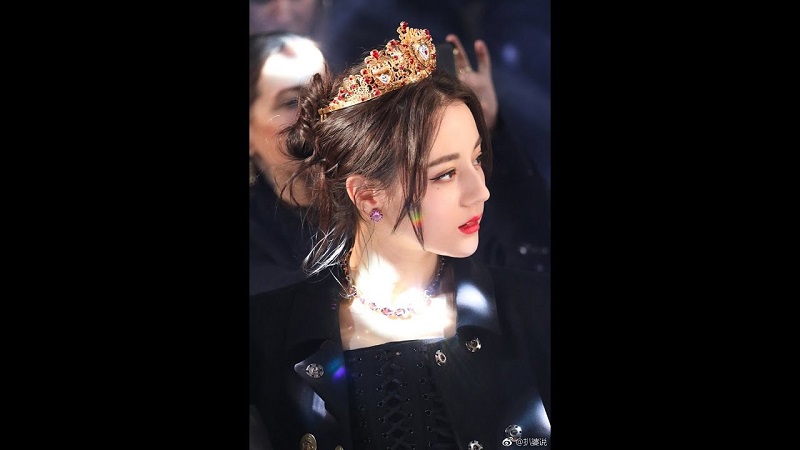 Mỗi khi xuất hiện chủ đề này thì tấm ảnh này của Địch Lệ Nhiệt Ba lại được chia sẻ lại. Nhiệt Ba trong ảnh như một nữ hoàng, muôn phần xinh đẹp, vạn phần kiêu sa. Bức ảnh toát ra mị lực, quyền lực khiến ngay cả 'người qua đường' cũng phải si mê cô nàng.