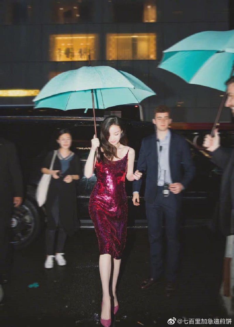 Thần thái, đẳng cấp của Nghê Ni trên thảm đỏ chưa bao giờ làm fan mất mặt. Bức ảnh này của cô nàng sau đó đã lan truyền vì quá đẹp. Bên cạnh việc ngắm nhan sắc Nghê Ni, các sắc nữ còn săm soi cả anh chàng vệ sĩ điển trai đằng sau.