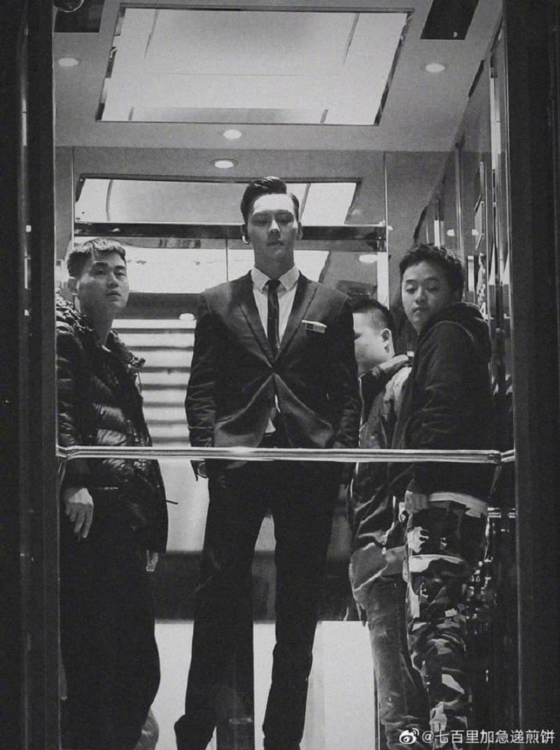 Bức ảnh toát lên khí chất tổng tài của Trần Vỹ Đình từng được share khắp cõi mạng trong và ngoài nước nhưng ẩn đằng sau lại là một câu chuyện hơi 'bốc mùi'. Nam diễn viên chia sẻ 'Lúc đó tôi vội vào thang máy đi lên trên. Sau đó bỏ tay vào túi quần nhìn ra ngoài... Là vì muốn mau đi WC'. Các fan sau khi biết sự thật đã 'cạn lời' với Trần Vỹ Đình. Thì ra có người mót đi vệ sinh cũng thần thái đến vậy.