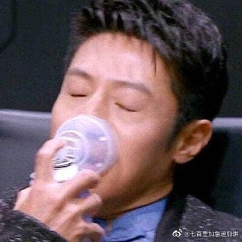 Táp Bối Ninh trong Minh Tinh Đại Trinh Thám có vô vàn khoảnh khắc để đời và bức ảnh này được xem là viral nhất. Cứ mỗi dịp drama tràn ngập là hình ảnh Táp Bối Ninh lại được lôi ra sài.