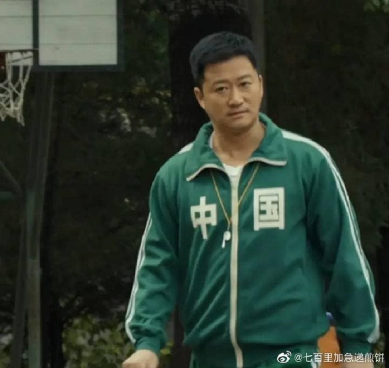 Thay vì viral những tấm ảnh võ thuật đẹp mắt, Ngô Kinh lại để lại ấn tượng với bức ảnh này. Nhiều netizen còn đặt câu hỏi liệu có phải nam tài tử tham gia Squid Game không