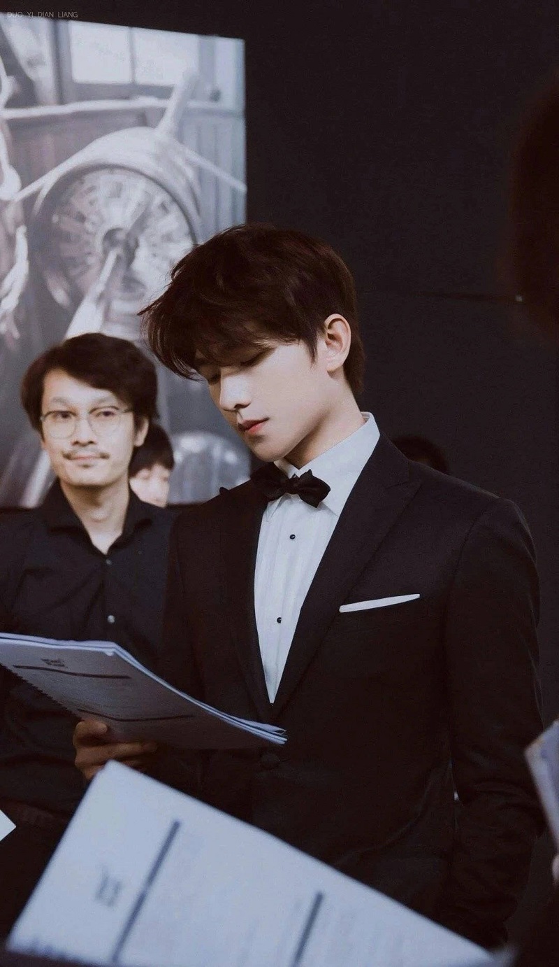 Bàn về ảnh viral của Dương Dương thì có lẽ khó mà thống kê hết và đây là một trong những ảnh nổi bật. Góc nghiêng tôn trọn sống mũi đẹp như tượng tạc của nam diễn viên. Anh ấy đẹp như những nam thần trong truyện tranh bước ra.