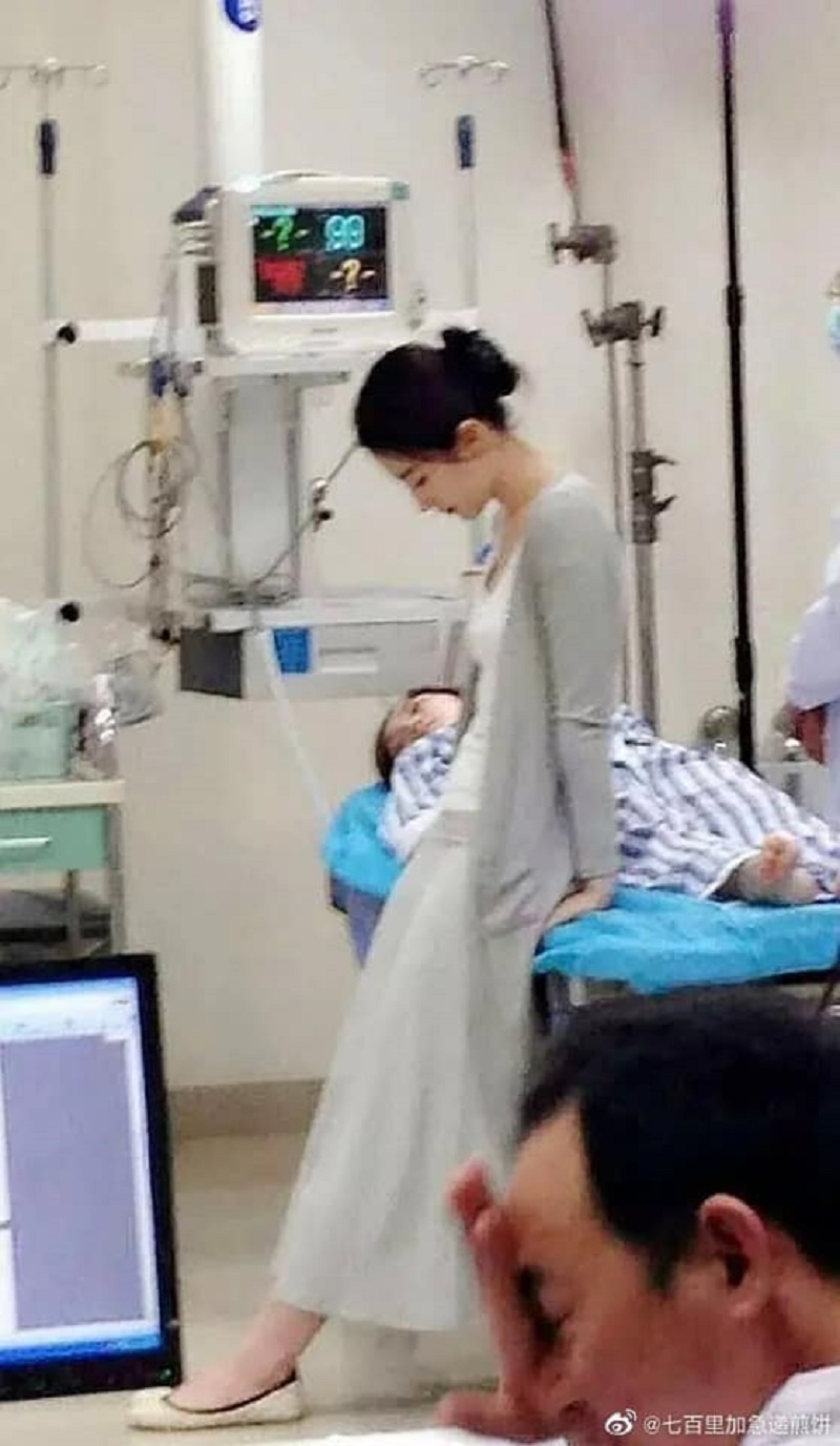 Hình ảnh thoát tục của Lưu Diệc Phi toát ra từ một bức ảnh rất bình dị. Cbiz có rất nhiều người đẹp, nhưng đẹp đến độ chỉ đứng yên một chỗ, ảnh chất lượng thất như thế này thì rất ít người làm được. Lưu Diệc Phi nằm trong số đó.