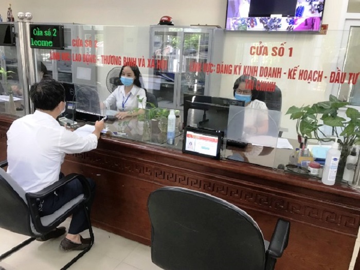 Người dân giải quyết thủ tục hành chính tại bộ phận một cửa quận Tây Hồ Người dân giải quyết thủ tục hành chính tại bộ phận một cửa quận Tây Hồ