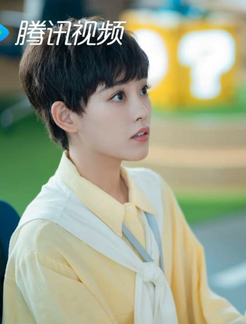 Cô nàng Chúc Tự Đan cũng có màn giả trai không thể nào giả trân hơn. Mi uốn cong vút, môi hồng chúm chím, mắt to tròn long lanh khiến netizen không thấy 'miếng nam tính' nào ở đây.