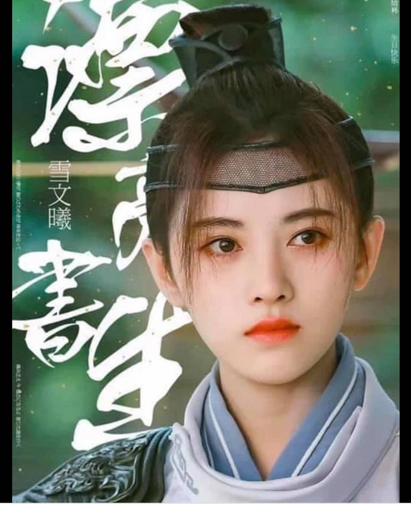 Cúc Tịnh Y quả là diễn viên sợ xấu nhất Cbiz. Dù trong bất cứ hoàn cảnh nào cô ấy lên hình vẫn phải xinh lung linh, trang điểm đậm như diễn tuồng. Ngay cả khi cải nam trang thì Cúc Tịnh Y vẫn cứ yểu điệu thục nữ, họa mặt cầu kỳ như vậy.