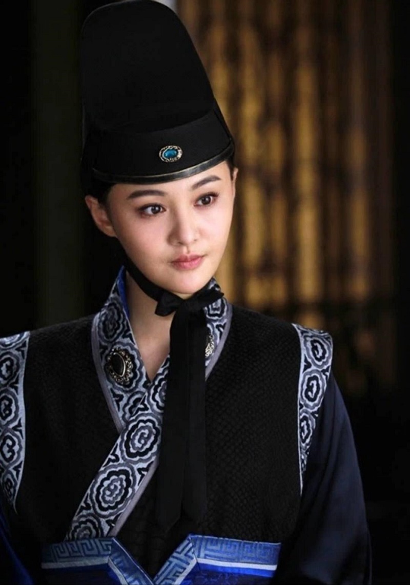 Trịnh Sảng cũng thất bại hoàn toàn với màn giả trai trong Ngũ Thử Náo Đông Kinh. Chẳng có anh chàng nào lại kẻ lông mày, dán mi, tô son đẹp động lòng người như Trịnh Sảng. Mặc dù xinh đẹp, nữ tính như vậy nhưng Trịnh Sảng vẫn được netizen khen là giả nam ổn nhất trong danh sách này.