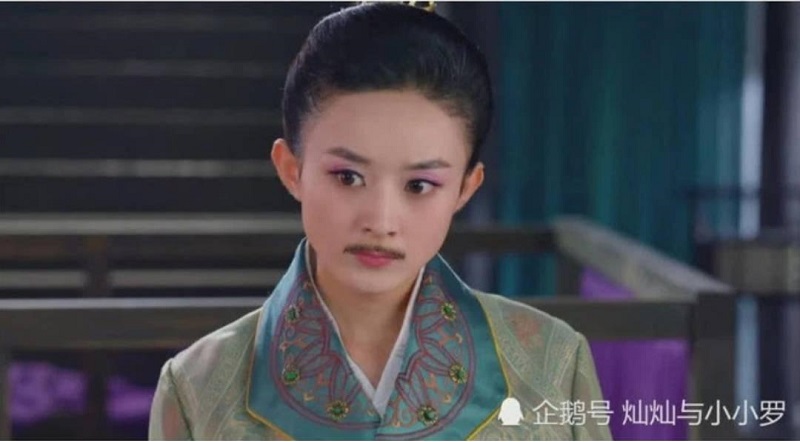 Quả mắt 'tím lịm tìm sim', môi đỏ choét của Triệu Lệ Dĩnh trong phim Cát Tường Thiên Bảo chắc chắn là xem thường IQ khán giả. Dù đã cố gắn râu thì màn cải nam trang giả trân này cũng khiến người ta phải tức cười.