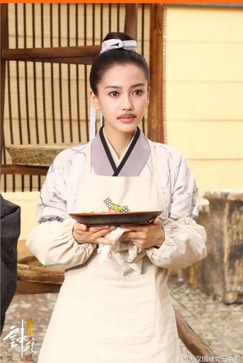 Tạo hình giả trai của Angela Baby trong Vân Trung Ca khiến khán giả 'tức ói'. Ngoài vẻ dịu dàng, xinh đẹp không thể che giấu thì liệu có nam nhân nào cử chỉ ngón tay như của Angela Baby không?