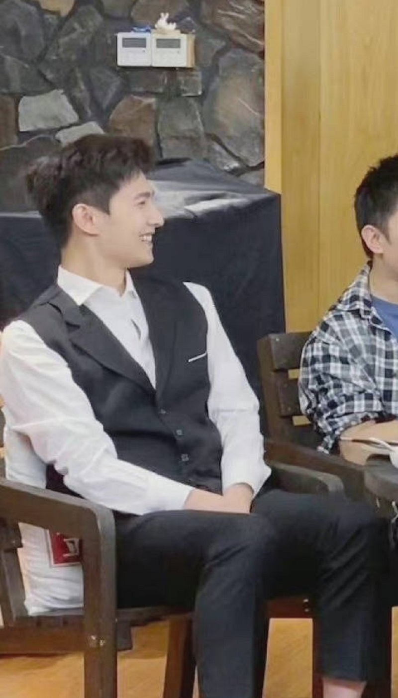 Gương mặt thanh tú và nụ cười rạng rỡ của Dương Dương khiến người ta phải mê mẩn. Nếu bình chọn một sao nam Hoa ngữ có gương mặt đẹp không góc chết thì chắc chắn Dương Dương sẽ luôn nằm ở top đầu. Góc chính diện của anh ấy đẹp hoàn hảo, góc nghiêng cũng như bỏ bùa, không hề bị phô.