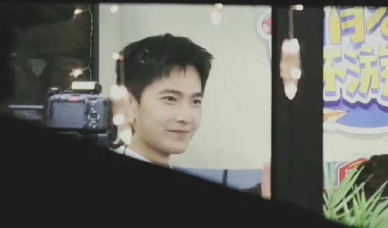 Rất nhiều lần Dương Dương khoe nhan sắc chất lượng cao trong những bức ảnh chất lượng thấp. Dù ảnh có mờ nhòe thì các nét thanh tú trên mặt anh ấy vẫn nổi bật. Tất nhiên, bức ảnh này cũng không ngoại lệ.