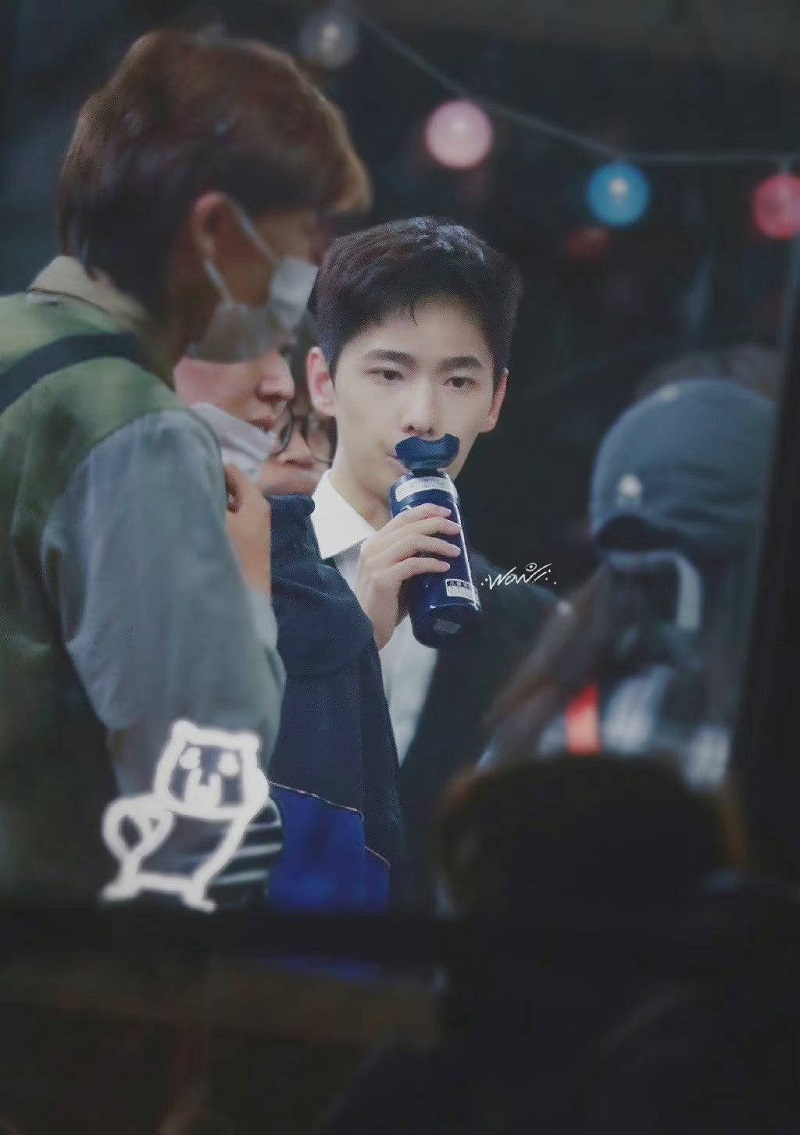 Từng thao tác đều hấp dẫn, đúng là mỹ nam thì làm gì cũng đẹp. So với những gương mặt nam giới vây quanh, Dương Dương vẫn luôn nổi bật hơn hẳn.