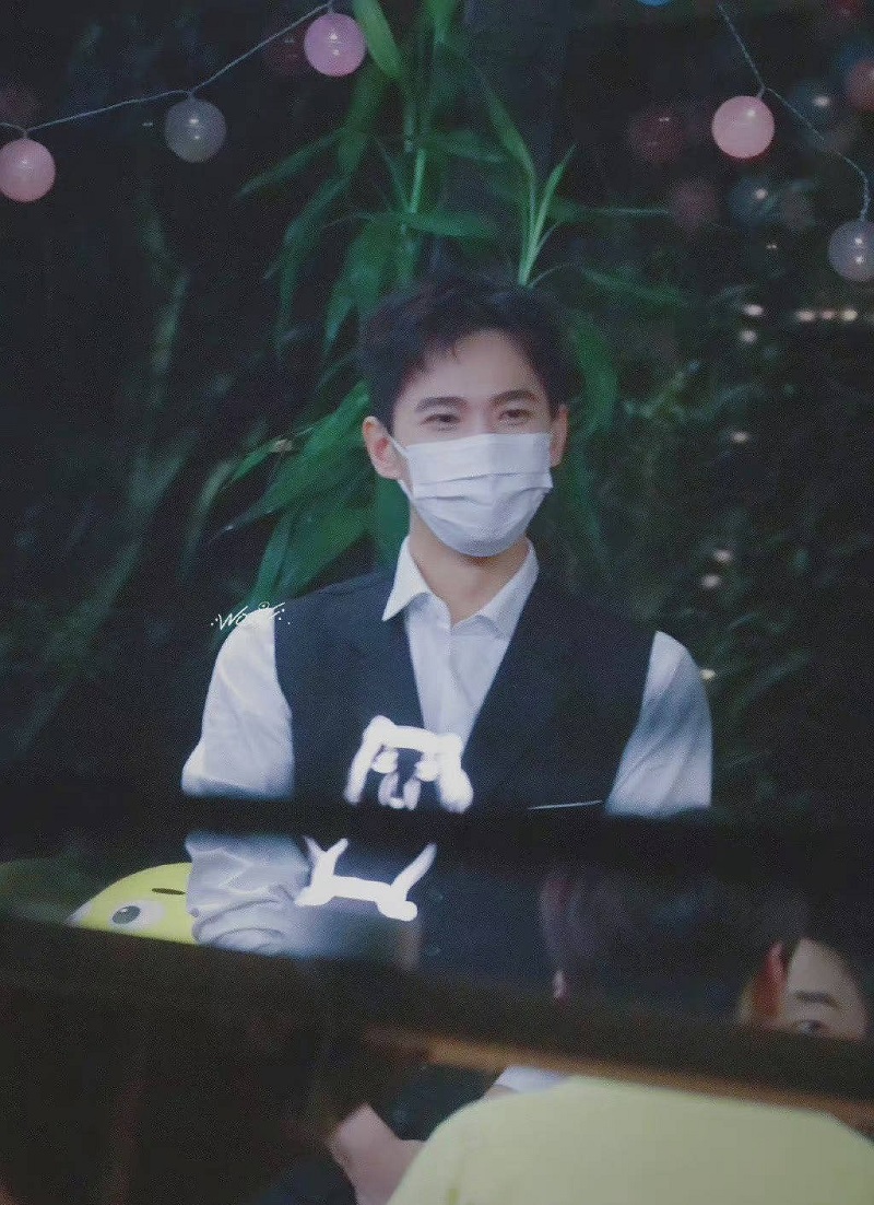 Khi đeo khẩu trang, cặp chân mày tuấn mỹ của Dương Dương trở thành điểm nhấn đủ khiến người ta biết được đằng sau chiếc mặt nạ này là một mỹ nam.