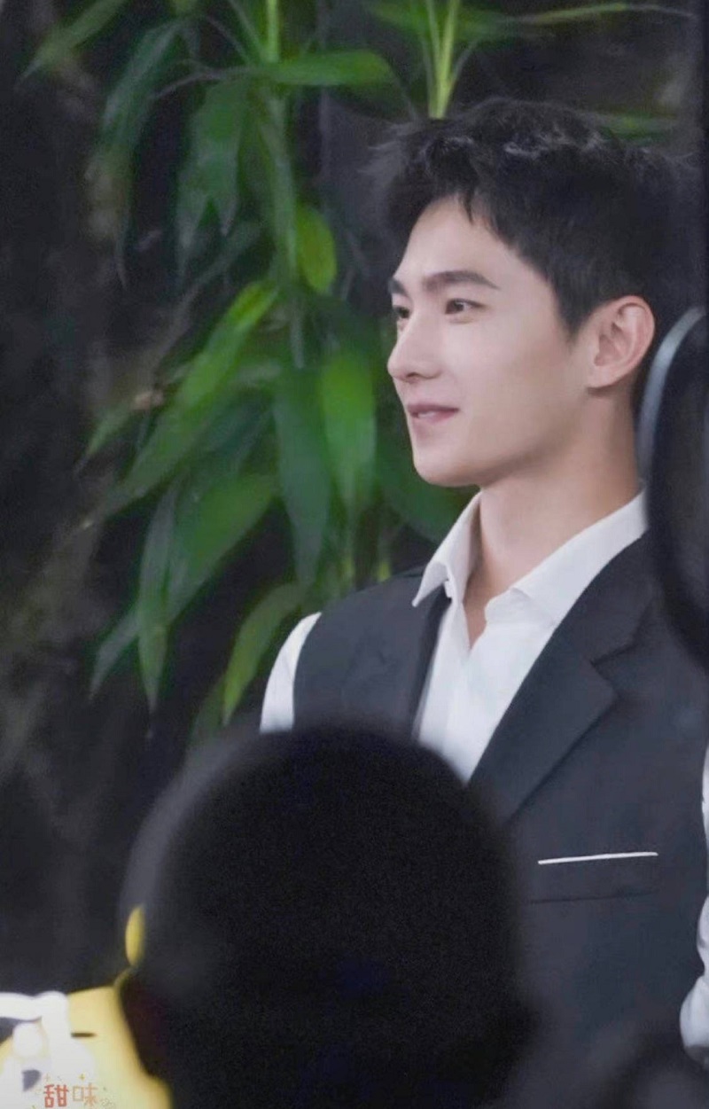 Các nét trên mặt Dương Dương vô cùng tinh tế, khi kết hợp lại thì hài hòa, hoàn hảo. Dương Dương khiến người ta cảm thấy dễ chịu mỗi khi nhìn vào gương mặt anh ấy. Ở góc nghiêng này, chúng ta thấy Dương Dương tỏa ra khí chất nổi bật, không thể lẫn giữa đám đông.