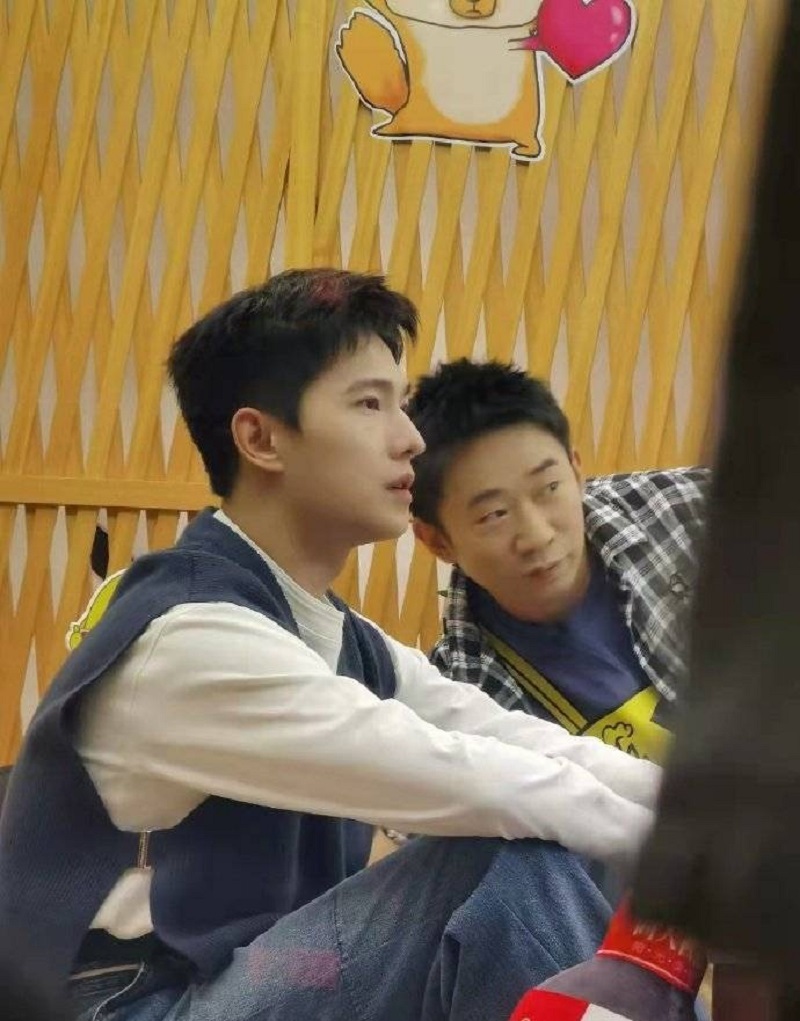 Dù bị chụp trộm thì nhan sắc Dương Dương vẫn cân đẹp mọi yếu tố từ ánh sáng, góc máy cho đến bố cục ảnh. Anh ấy đẹp không tì vết dù chẳng qua bất cứ phần mềm chỉnh sửa nào.