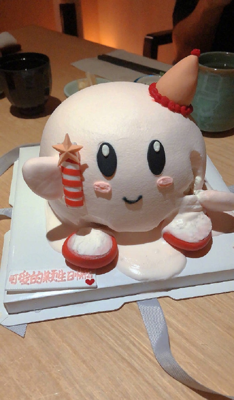 Chiếc bánh sinh nhật sớm vô cùng dễ thương được Triệu Lệ Dĩnh khoe trên trang cá nhân.