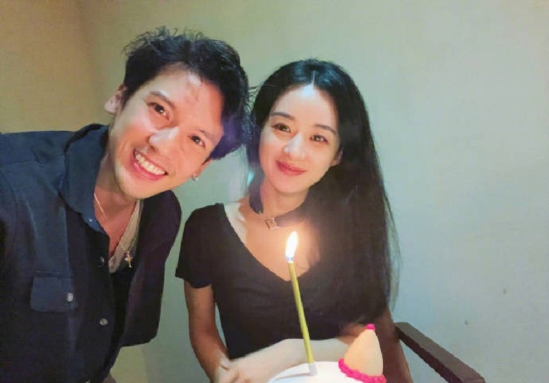 Triệu Lệ Dĩnh và Quan Trí Bân chụp ảnh đôi mừng sinh nhật. Cô nàng mỉm cười thật ngọt ngào bên người bạn tâm giao của mình.