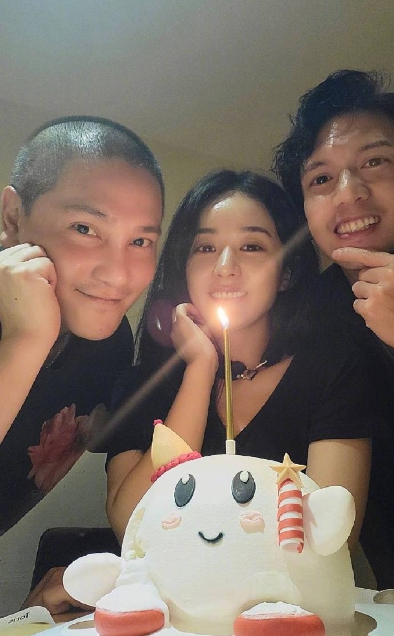 Sinh nhật năm nay, Triệu Lệ Dĩnh không còn ở bên Phùng Thiệu Phong nhưng cô vẫn có những người đàn ông nguyện một lòng đứng ra bảo vệ mình. Trông cô ấy cười thật hạnh phúc.