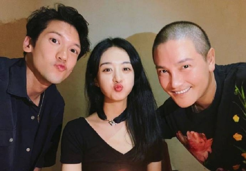 Triệu Lệ Dĩnh và Quan Trí Bân chu mỏ vô cùng đáng yêu.