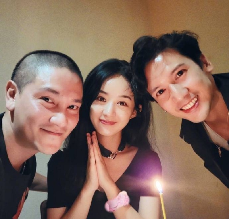 Trong ảnh, 3 người tình tứ trước ống kính. Triệu Lệ Dĩnh nhí nhảnh tạo dáng vô cùng dễ thương. Hai phim Truy Ngư Truyền Kỳ và Bí Mật Của Người Vợ là cầu nối đưa họ đến với nhau.