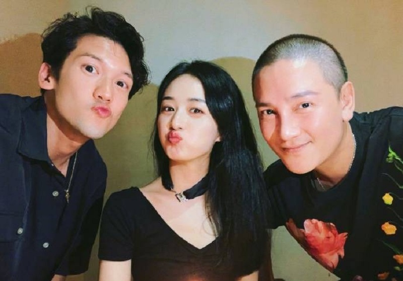 Triệu Lệ Dĩnh đăng ảnh chụp nhóm với Đinh Tử Tuấn và Quan Trí Bân lên trang cá nhân để ăn mừng sinh nhật. Cô nàng viết: 'Chiếc bánh đáng yêu, các bạn cũng thật đáng yêu!'.