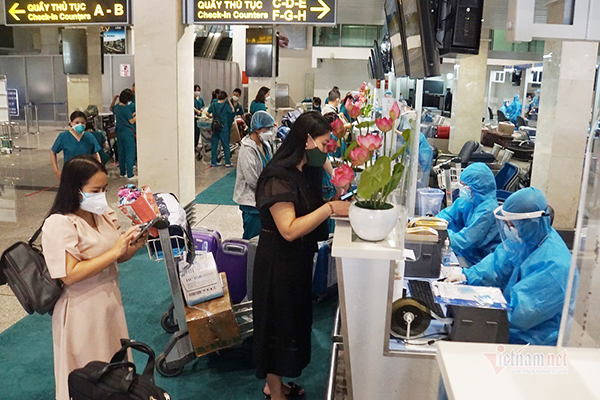 Hành khách làm thủ tục tại sân bay Tân Sơn Nhất. Ảnh: VNN