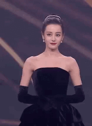 Bộ đồ đơn giản nhưng khoe trọn vẻ đẹp tinh tế của Nhiệt Ba.