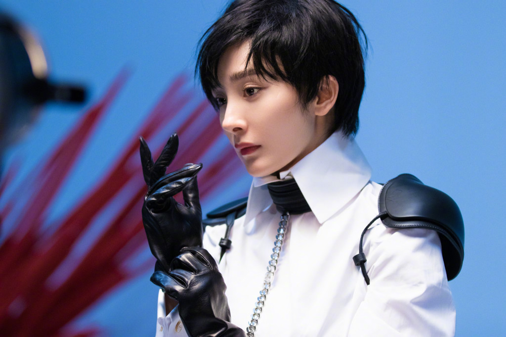 Dương Mịch hóa 'yang hồ' lại khiến fangirl muốn 'bẻ cong giới tính' - Ảnh 1