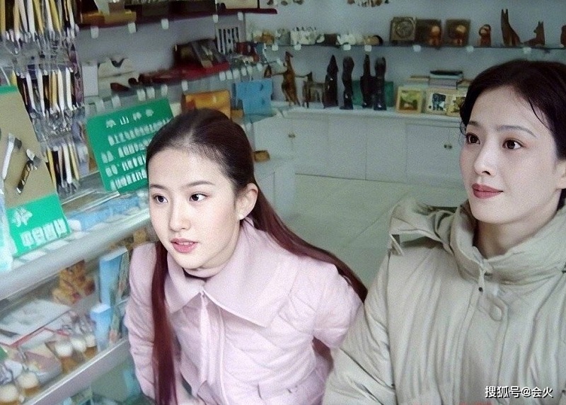 Lưu Diệc Phi rất giống mẹ. Có người nói rằng nhan sắc mẹ Lưu Diệc Phi còn xuất sắc hơn con gái. Lưu Diệc Phi rất giống mẹ. Có người nói rằng nhan sắc mẹ Lưu Diệc Phi còn xuất sắc hơn con gái.