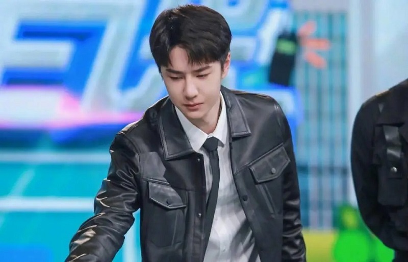 Trợ lý Vương Nhất Bác cũng thường xuyên được diện những bộ đồ hàng hiệu đẹp đẽ.