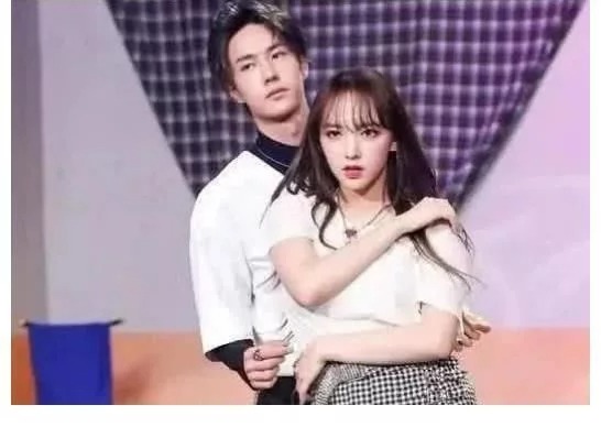 Đứng cạnh Trình Tiêu mà Vương Nhất Bác mặt lạnh như tiền. Đứng cạnh Trình Tiêu mà Vương Nhất Bác mặt lạnh như tiền.