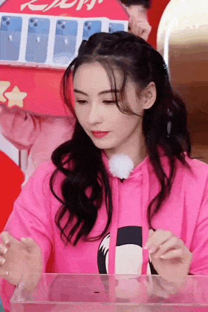 Trong chương trình phát sóng trực tiếp gần đây, Trương Bá Chi mặc áo len hồng, mái tóc uốn xoăn nhẹ trông vô cùng ngọt ngào, thanh tú.