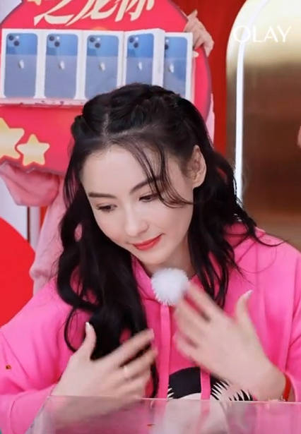 Làn da trắng ngần, đôi mắt mê hoặc hòa lẫn với sự nhí nhảnh đáng yêu. Trương Bá Chi giống như một thiếu nữ 18 đang dạt dào sức xuân.