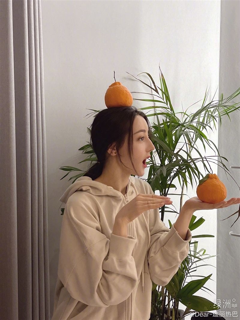 Địch Lệ Nhiệt Ba gây sốc vì ngoại hình khác lạ 3 Địch Lệ Nhiệt Ba gây sốc vì ngoại hình khác lạ 3