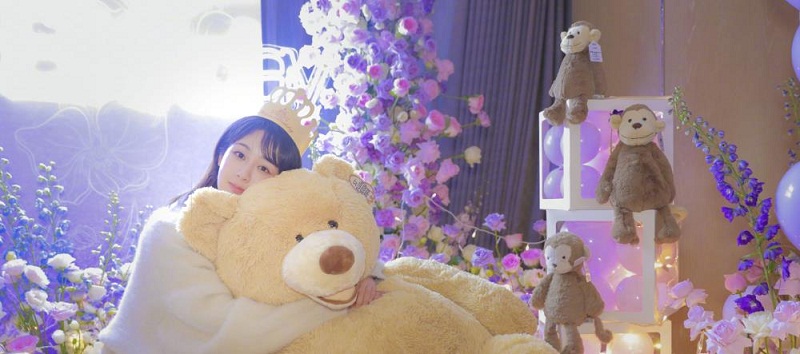 Dương Tử rất thích khỉ nên có thể thấy nhiều con khỉ gấu bông được trang trí tại bữa tiệc. Dương Tử rất thích khỉ nên có thể thấy nhiều con khỉ gấu bông được trang trí tại bữa tiệc.