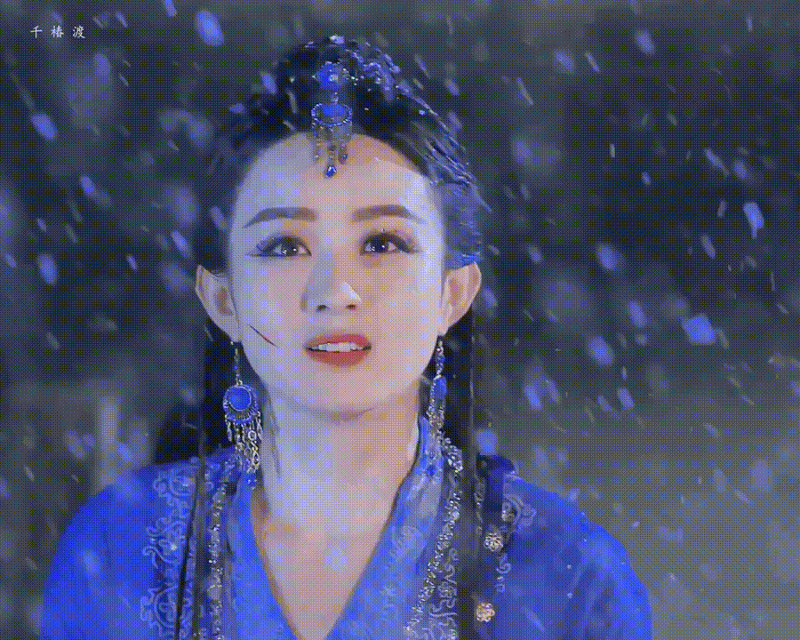 Triệu Lệ Dĩnh cũng có màn đắm mình dưới trời mưa tuyết đẹp mê hồn trong Thục Sơn Chiến Kỷ. Phục trang và phục sức màu xanh lam giữa tuyết trắng nổi bần bật khiến người xem không thể rời mắt. Triệu Lệ Dĩnh cũng có màn đắm mình dưới trời mưa tuyết đẹp mê hồn trong Thục Sơn Chiến Kỷ. Phục trang và phục sức màu xanh lam giữa tuyết trắng nổi bần bật khiến người xem không thể rời mắt.