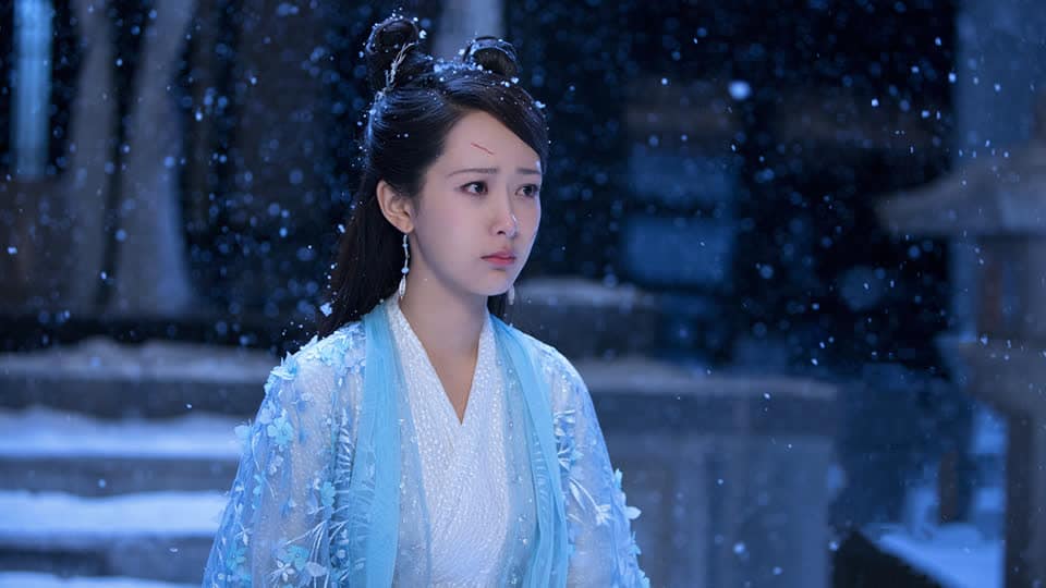 Cảnh tượng đau lòng của Dương Tử dưới mưa tuyết trong Thiên Chi Kê Bạch Xà Truyền Thuyết. Dưới mưa tuyết trắng xóa, tạo hình chiến tổn của Dương Tử càng thêm quyến rũ.