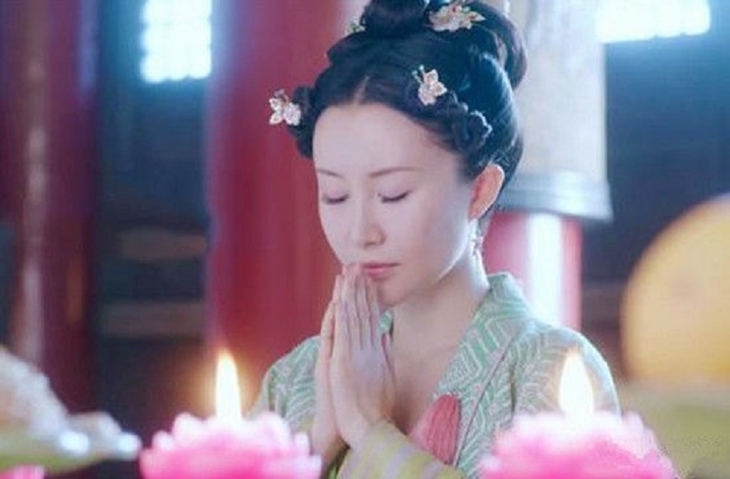 Thư Sướng đã kinh qua nhiều vai diễn từ khi ra mắt đến nay, phong cách đa dạng không đếm xuể. Một cảnh quay trong Đại Đường Vinh Diệu cho thấy cô đang cầu nguyện như một người ngoan đạo.